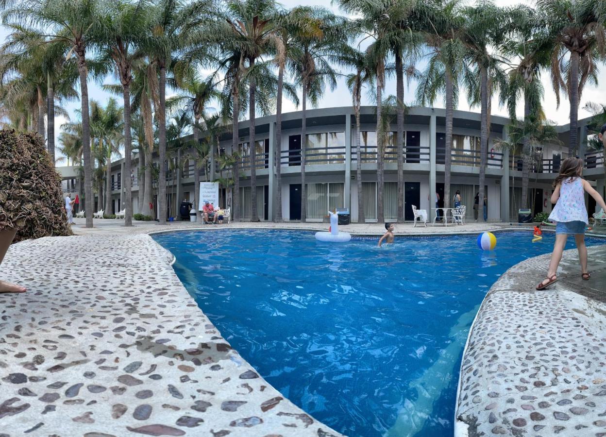 Hotel Suites Del Real Zapopan Bagian luar foto